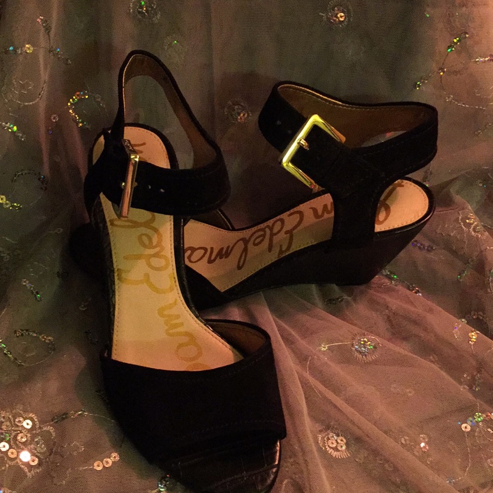 Black suede sandal with gator inside toe